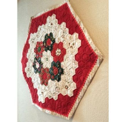 ヘキサゴンパッチワークキルトの🎄クリスマスタペストリー(約66cm㎝×78