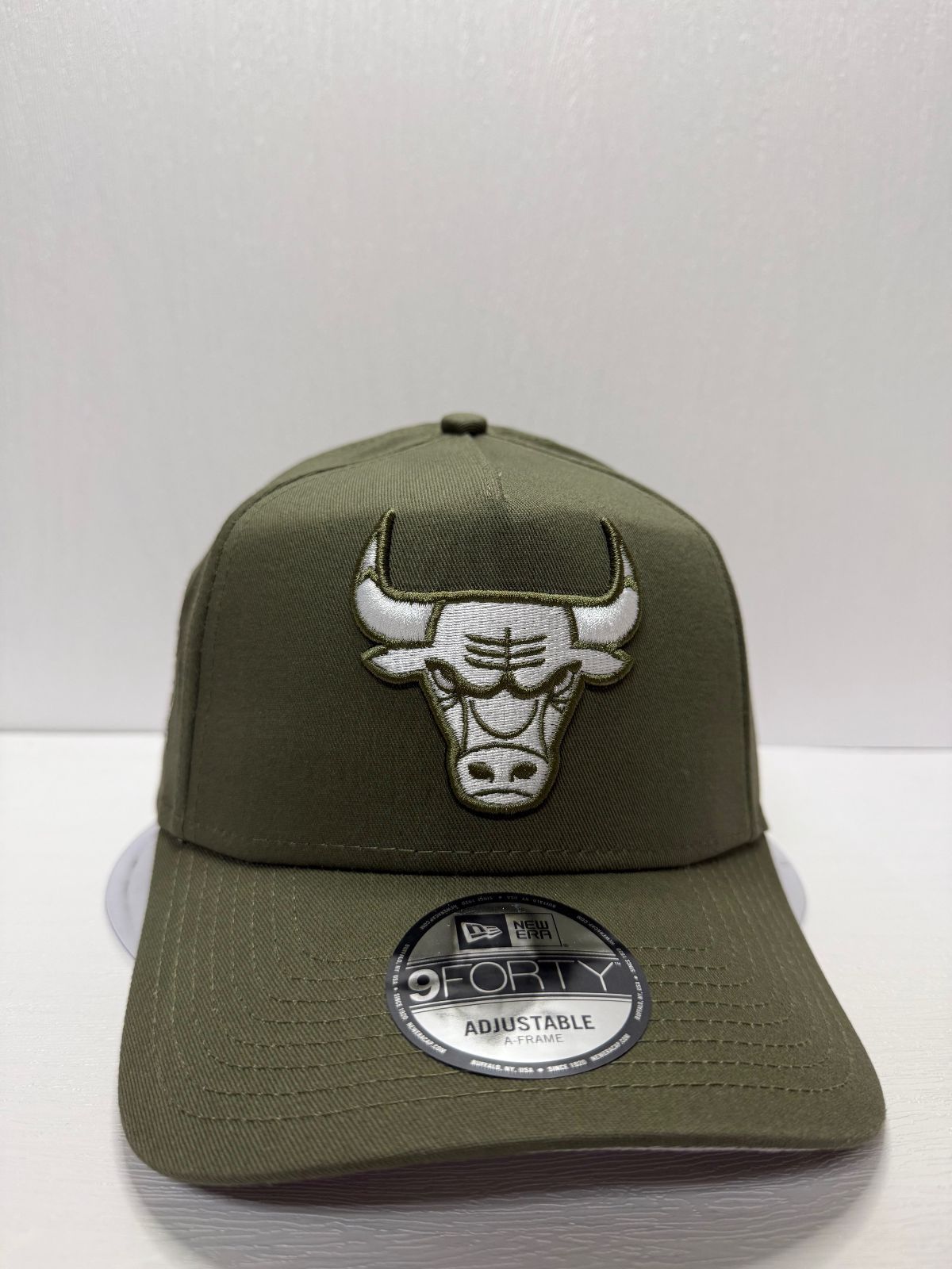 Newera シカゴブルズ 6×チャンピオンズ 9forty A-FRAME スナップバックキャップ オリーブカラー