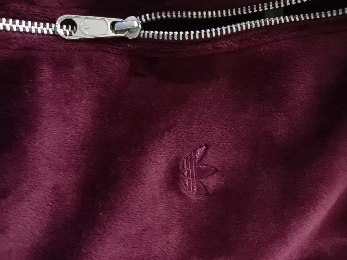 マルーン バーガンディ