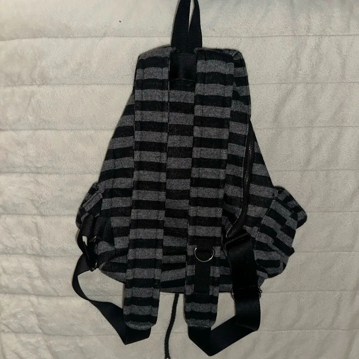 タンストゥダンス パヒ島 テン TEN ウール ストライプ バックパック ブラック