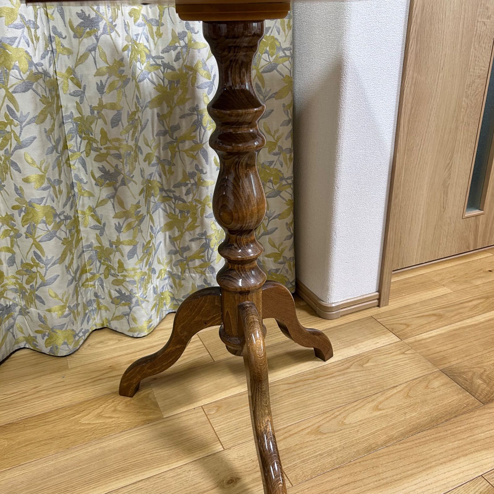 サイドテーブル