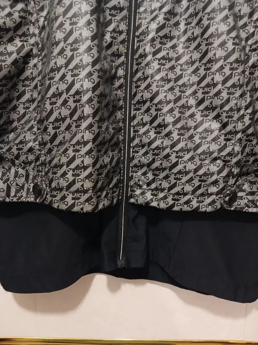 フード付き ウィンドブレーカー