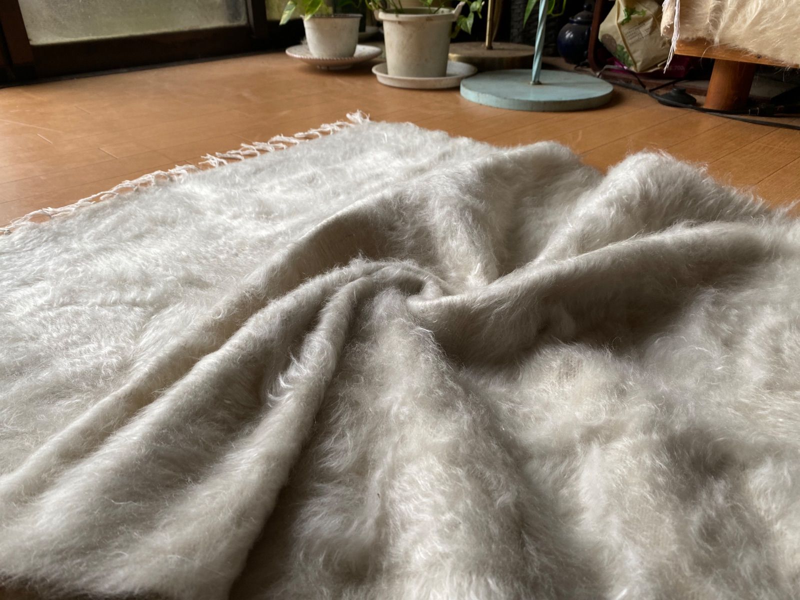 アンゴラヤギのモヘアを使って織り機で織られたエコで自然の素晴らしい毛布
