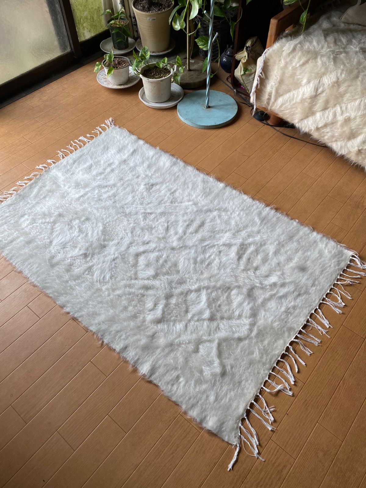 トルコより卸売価格 の白い新しいシイルトバッタニイェ アンゴラヤギのモヘアを使って織り機で織られたエコで自然の素晴らしい毛布 新しいシイルトの中でも最高の毛足の長いものを厳選 シイルトバッタニイェなら25年の実績の当店で このサイズ白1点のみ MARWIL-DEMENAGEMENTS_CH