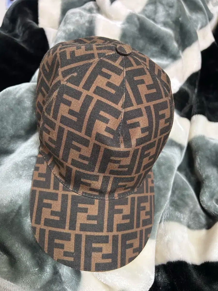 FENDI フェンディ FFロゴ ベースボールキャップ