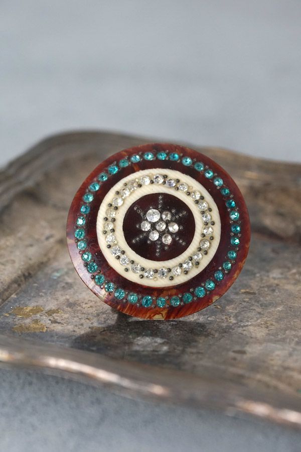 ベークライトにラインストーンが一杯のボタンブローチ1940年代頃W4.4cm