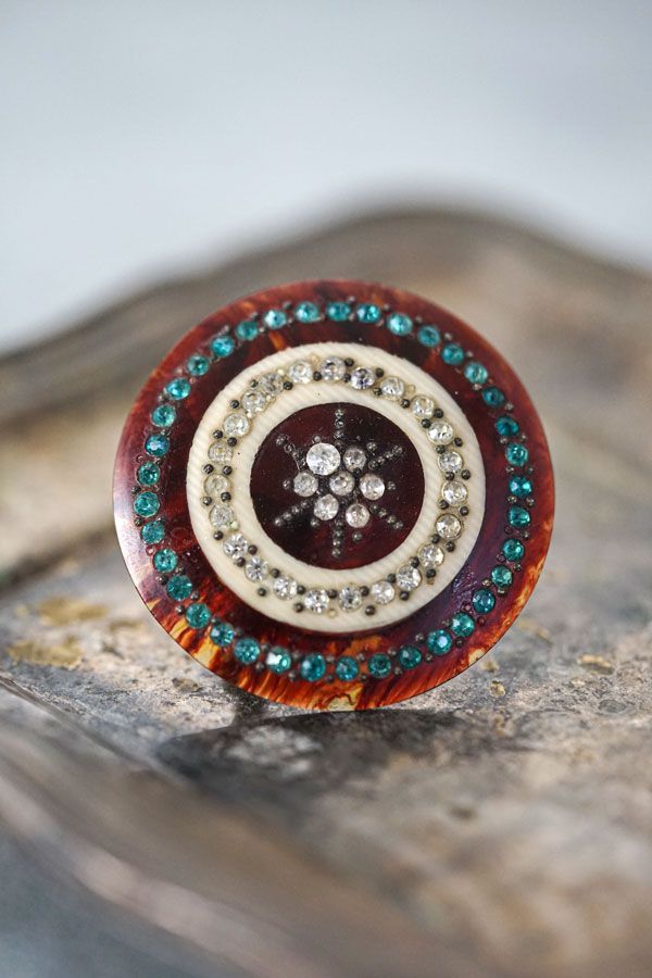 ベークライトにラインストーンが一杯のボタンブローチ1940年代頃W4.4cm ga-1238