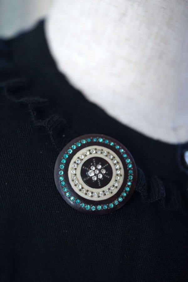 ベークライトにラインストーンが一杯のボタンブローチ1940年代頃W4.4cm ga-1238