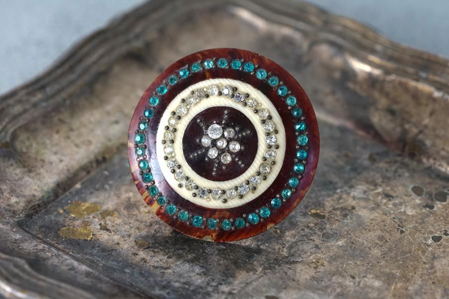 ベークライトにラインストーンが一杯のボタンブローチ1940年代頃W4.4cm ga-1238