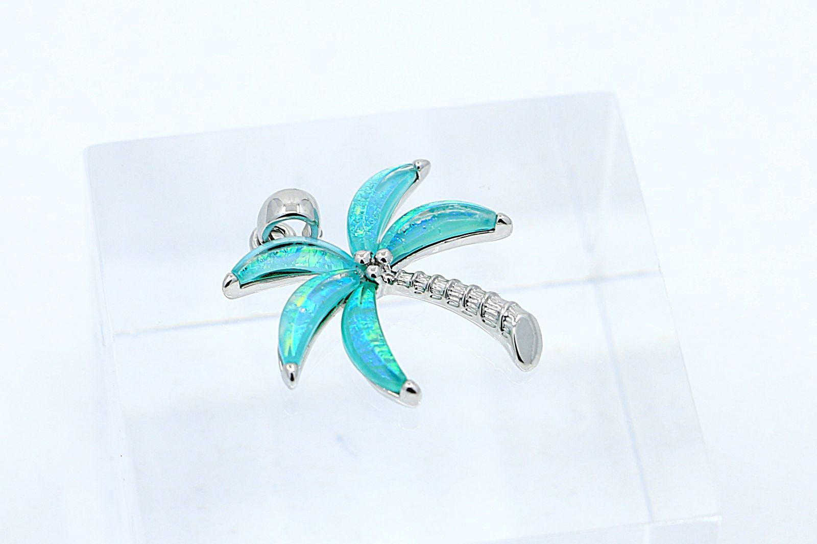 ペンダントトップ（チェーン付き） ヤシ グリーンレジン ハワイアン