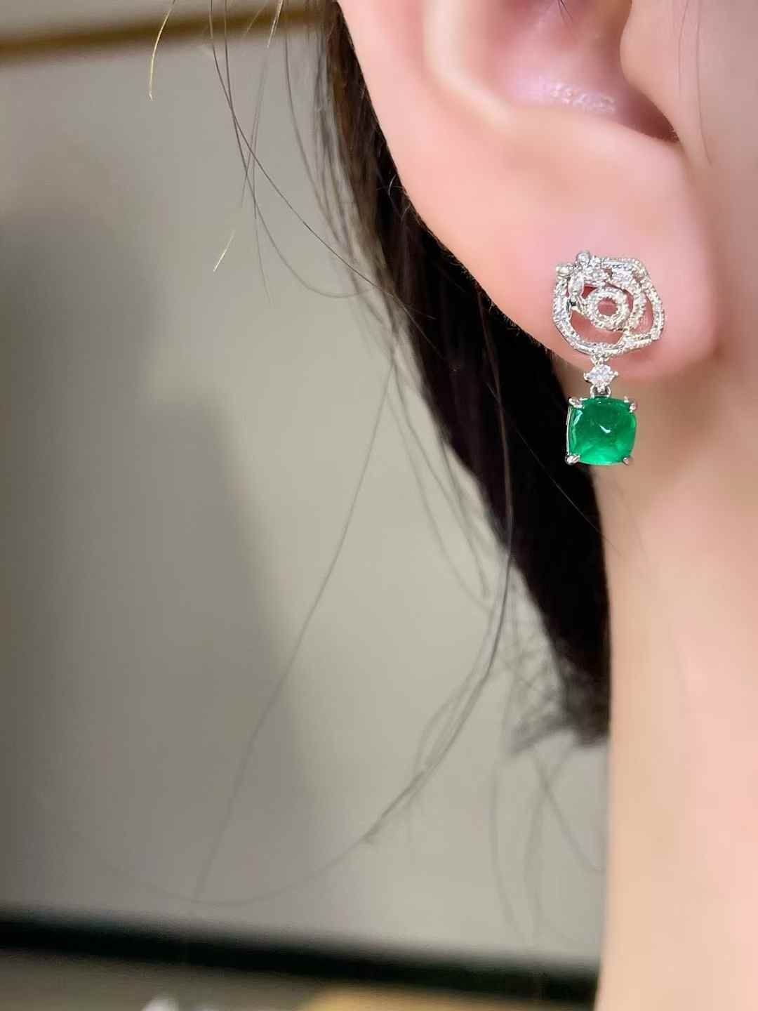 1.2ct ヴィヴィッドグリーン エメラルド カメリア＆バタフライピアス 3 春の羽ばたき―― 1.2カラットが咲かせる ツバキと蝶の舞