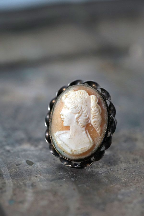 ヴィクトリアンシェルカメオ × ブラスフレーム 2WAYブローチ&ペンダント 2.5×2.2cm ga-1239