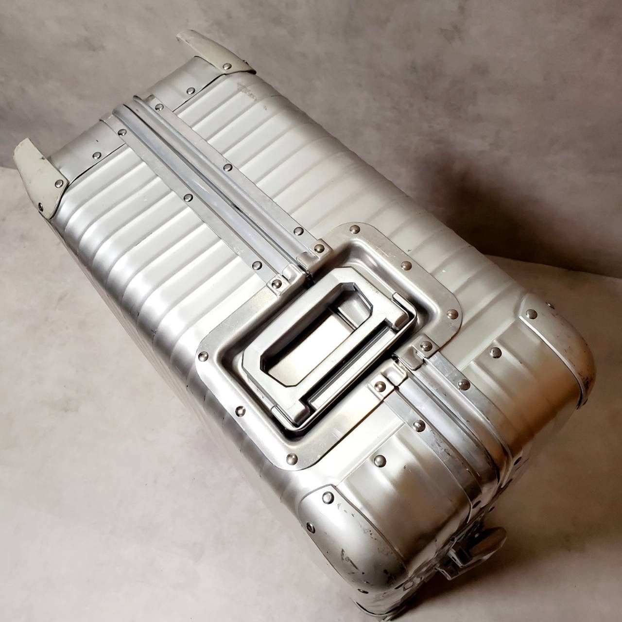 RIMOWA リモワ トパーズ 82 L プルタブ シルバー 青ロゴ アルミ スーツケース キャリーケース 4輪 TSAロック付き 大容量 旅行 出張用