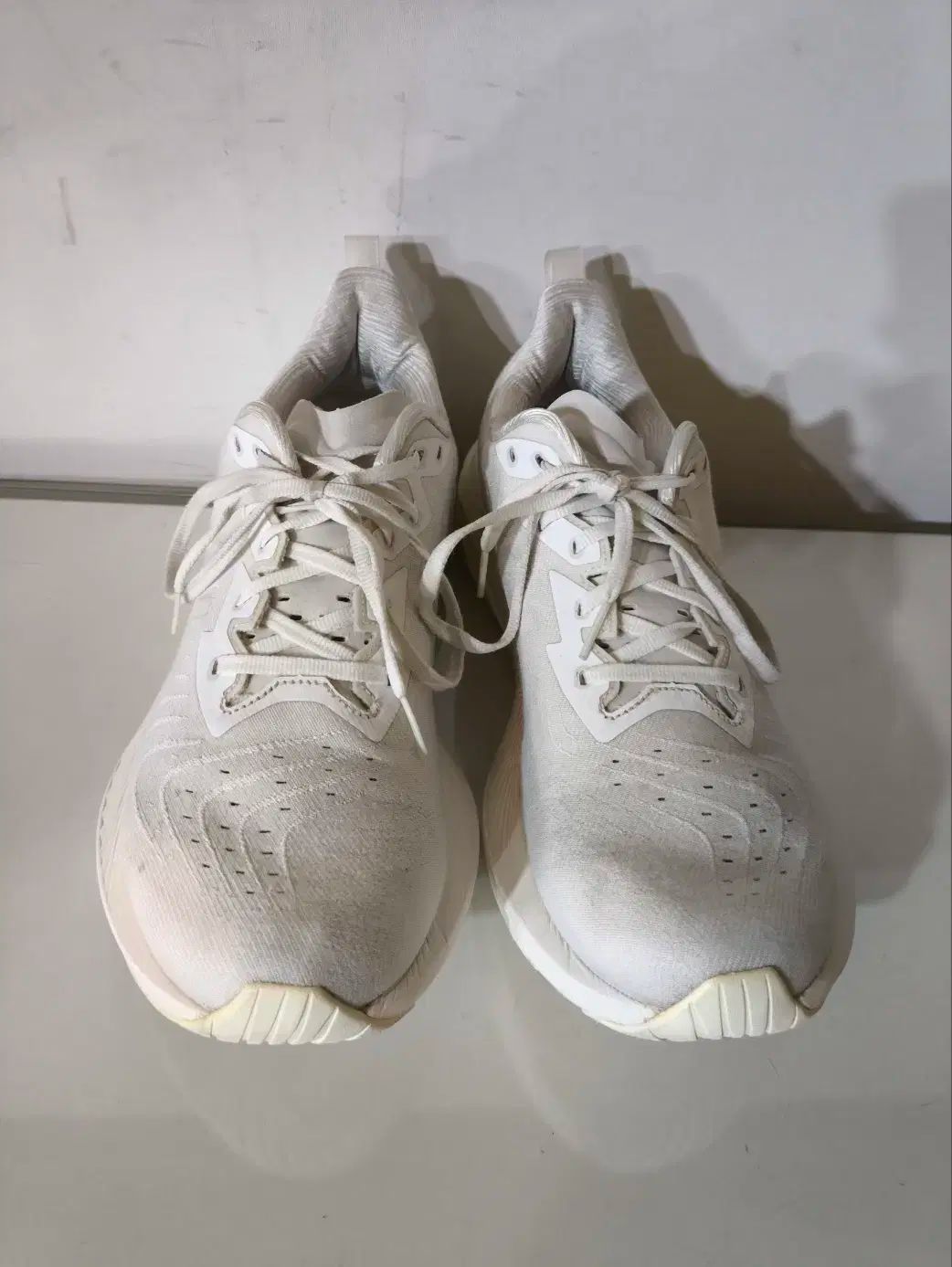 白 ランニングシューズ