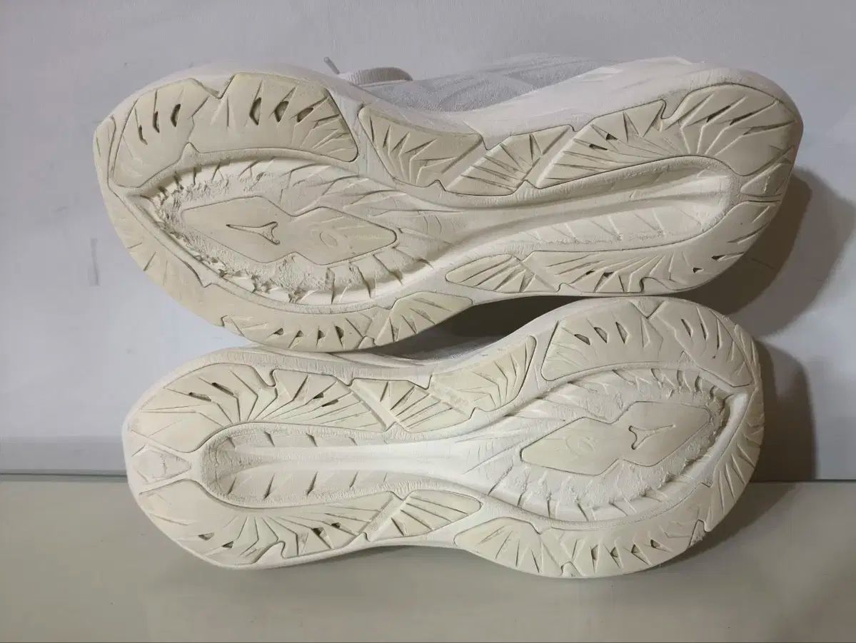 白 ランニングシューズ