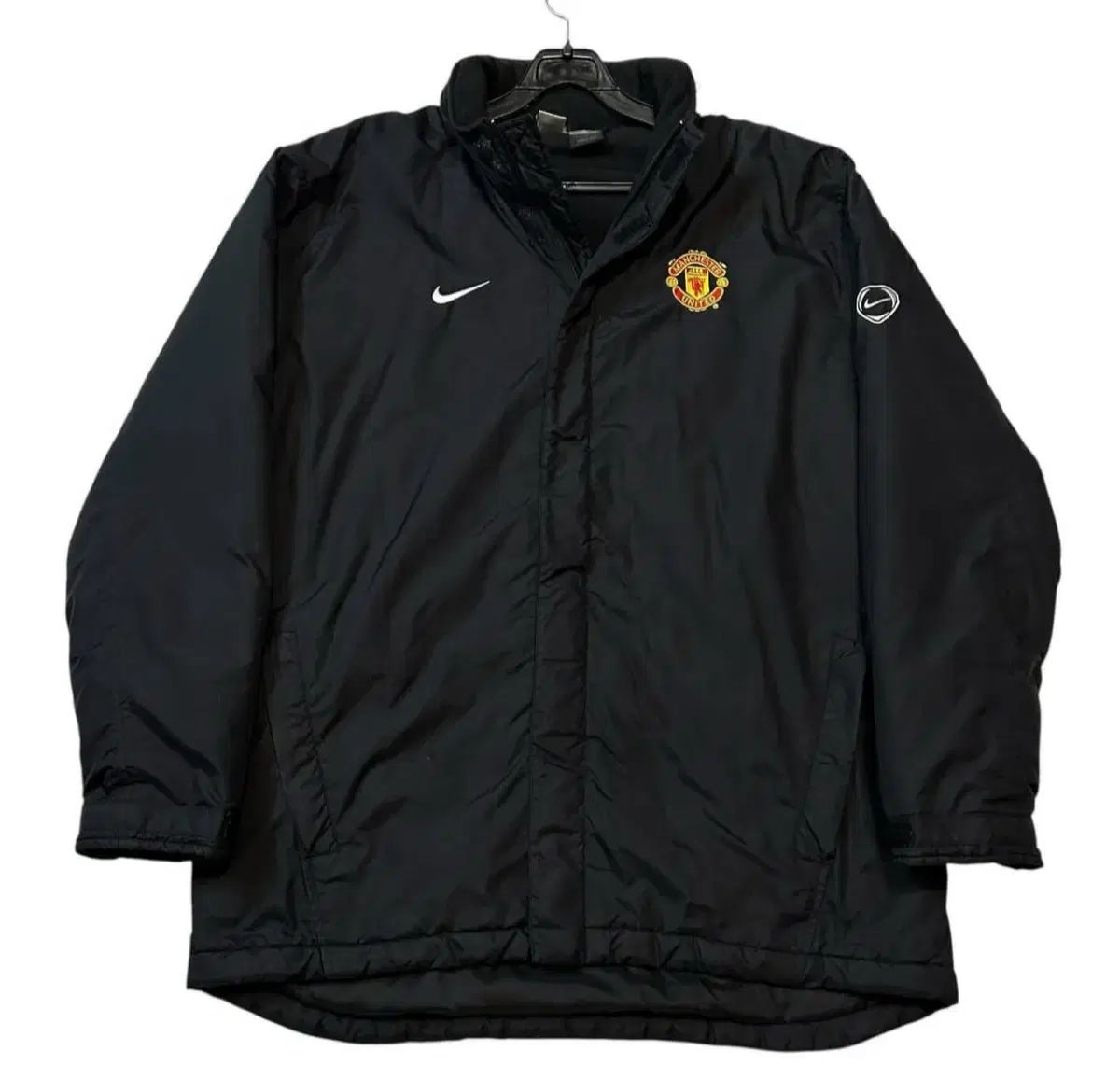 Nike マンチェスター・ユナイテッド ダウンコート　 ブラック Nike マンチェスター・ユナイテッド ダウンコート ブラック - メルカリ