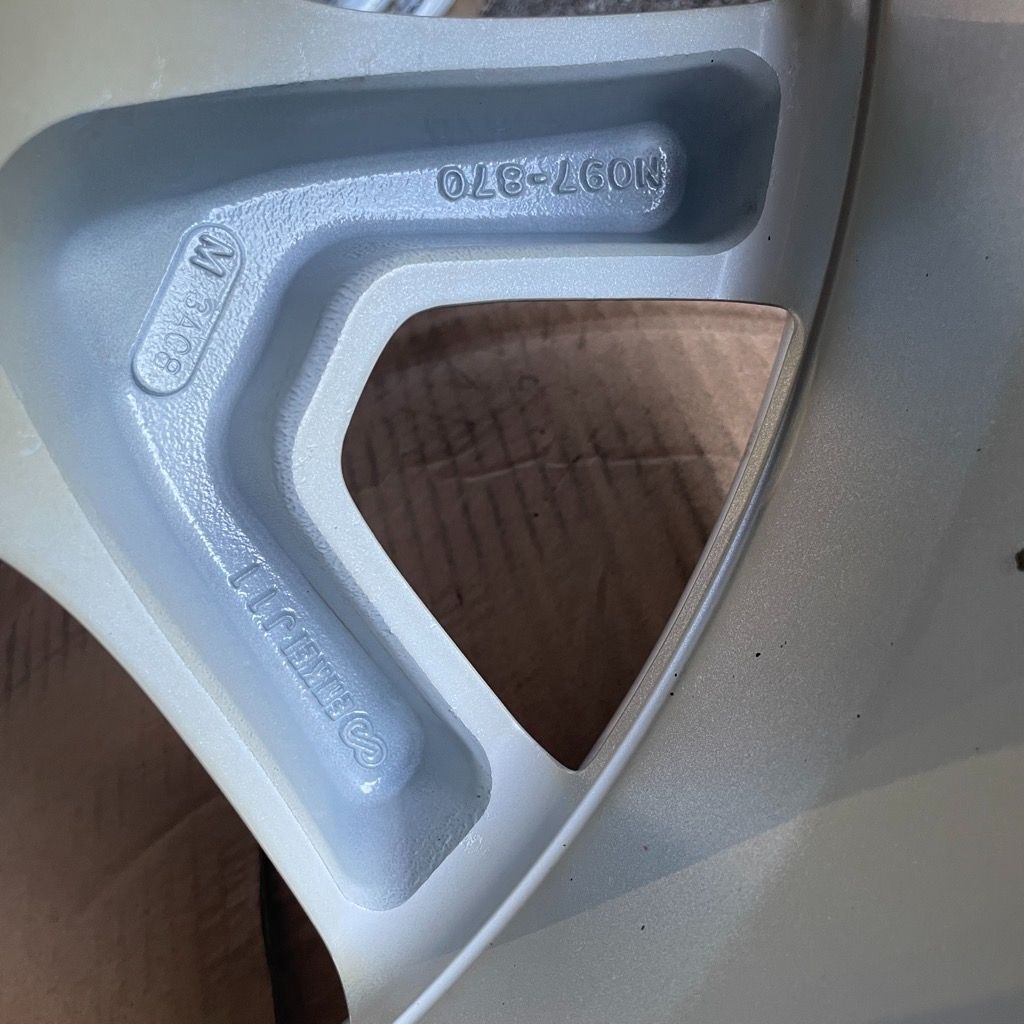 18インチ純正アルミホイール