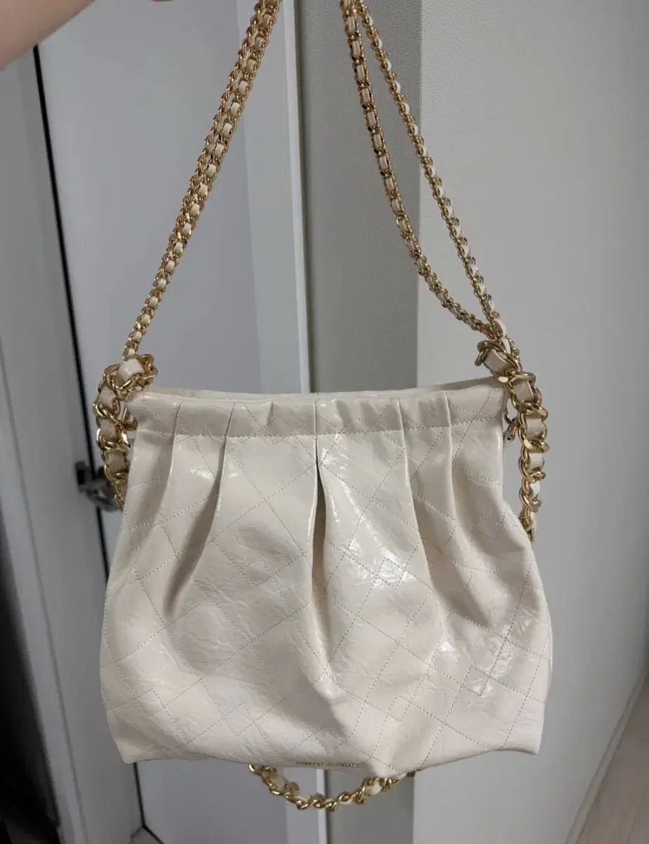 チャールズアンドキース アイボリー キルティング チェーンバッグ