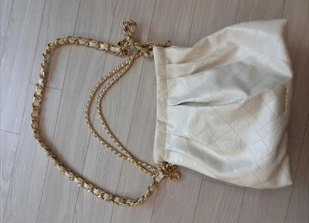 チャールズアンドキース アイボリー キルティング チェーンバッグ