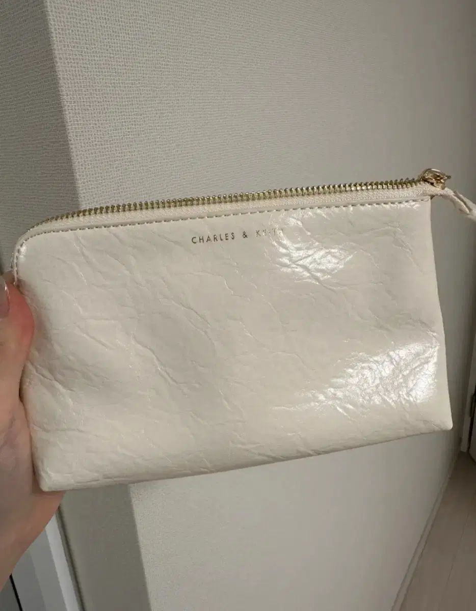 チャールズアンドキース アイボリー キルティング チェーンバッグ DECORATOM_COM_BR