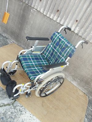 送料無料 一部地域を除く カワムラサイクル ノーパンクタイヤ 自走式 六輪車椅子 KAK18-40 こまわりくん TS-25-1029-08