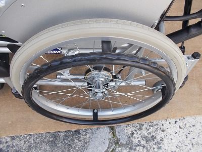 自走式 六輪車椅子