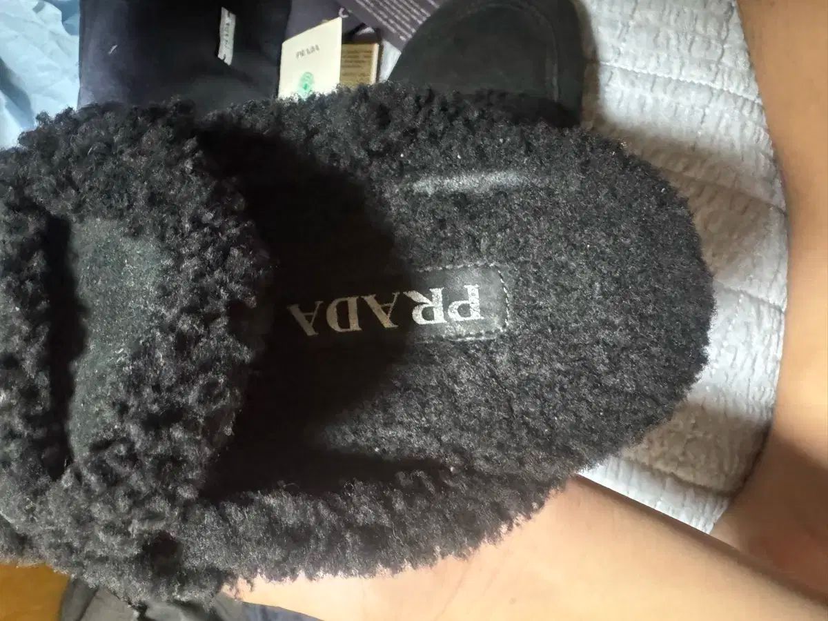 プラダ シアリング ファー ミュール スリッパ