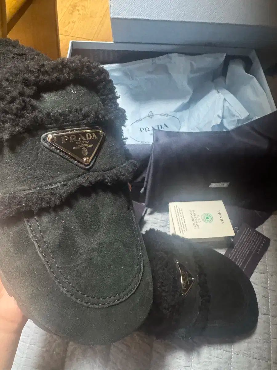 プラダ シアリング ファー ミュール スリッパ