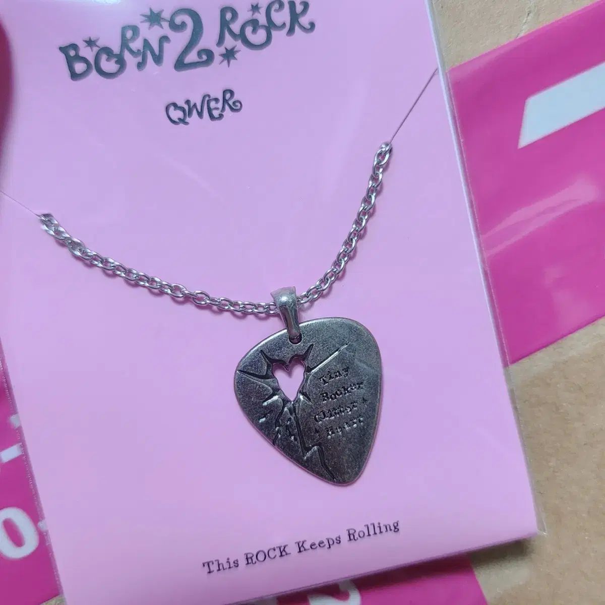 QWER 2周年 ポップアップ ギターピック ネックレス