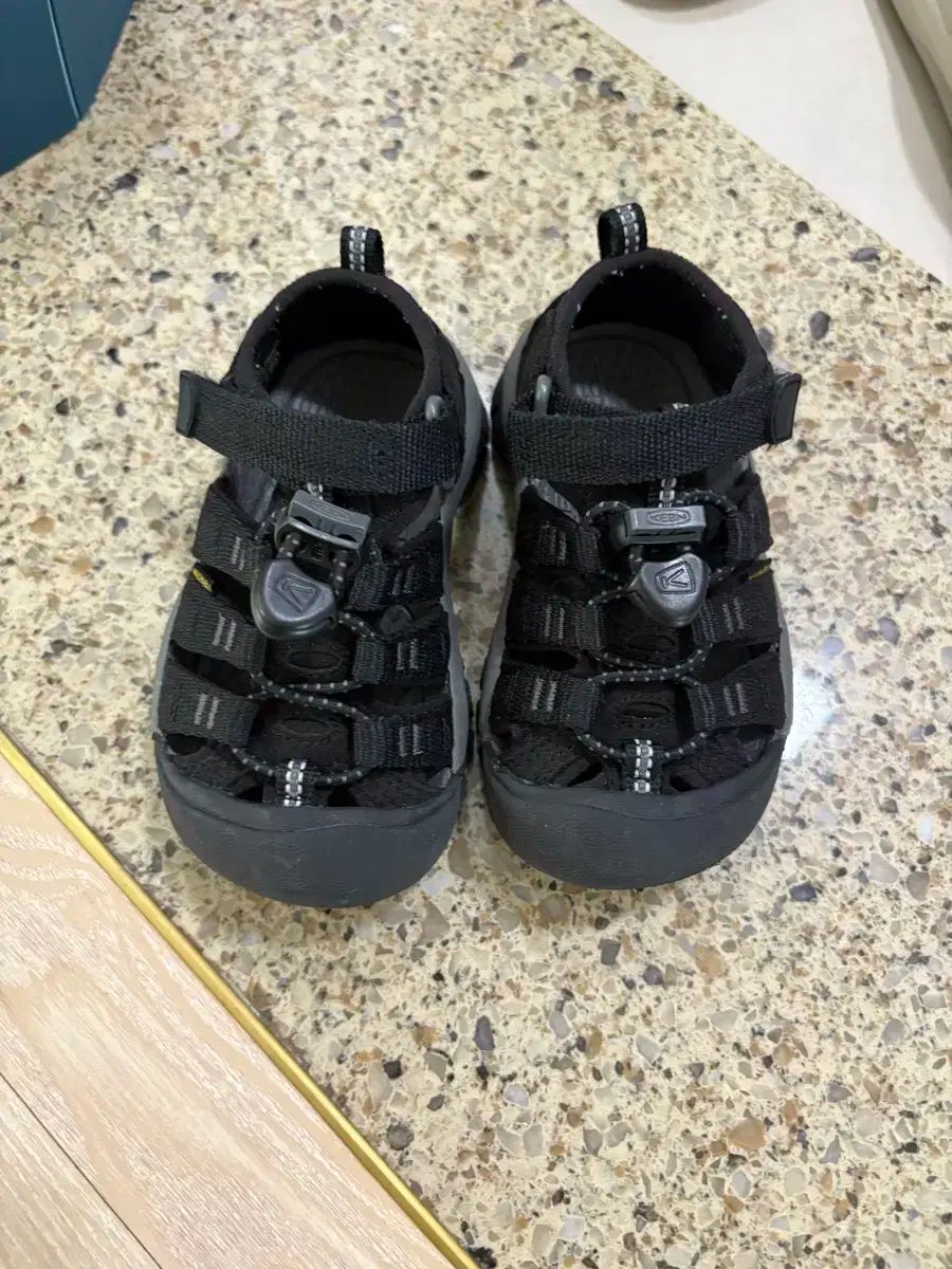 安い，爆買い KEEN(キーン) キッズ サンダル ブラック その他