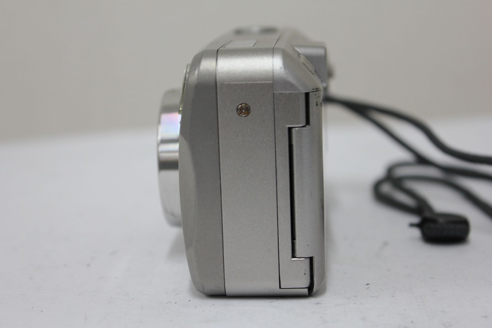 コンパクトカメラ e