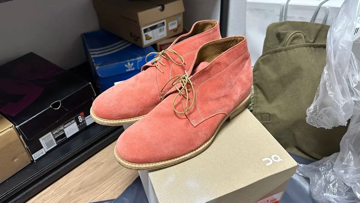  イタリア ピンク チャッカブーツ 公開番組 サノク作品 その他 ブーツ 革靴