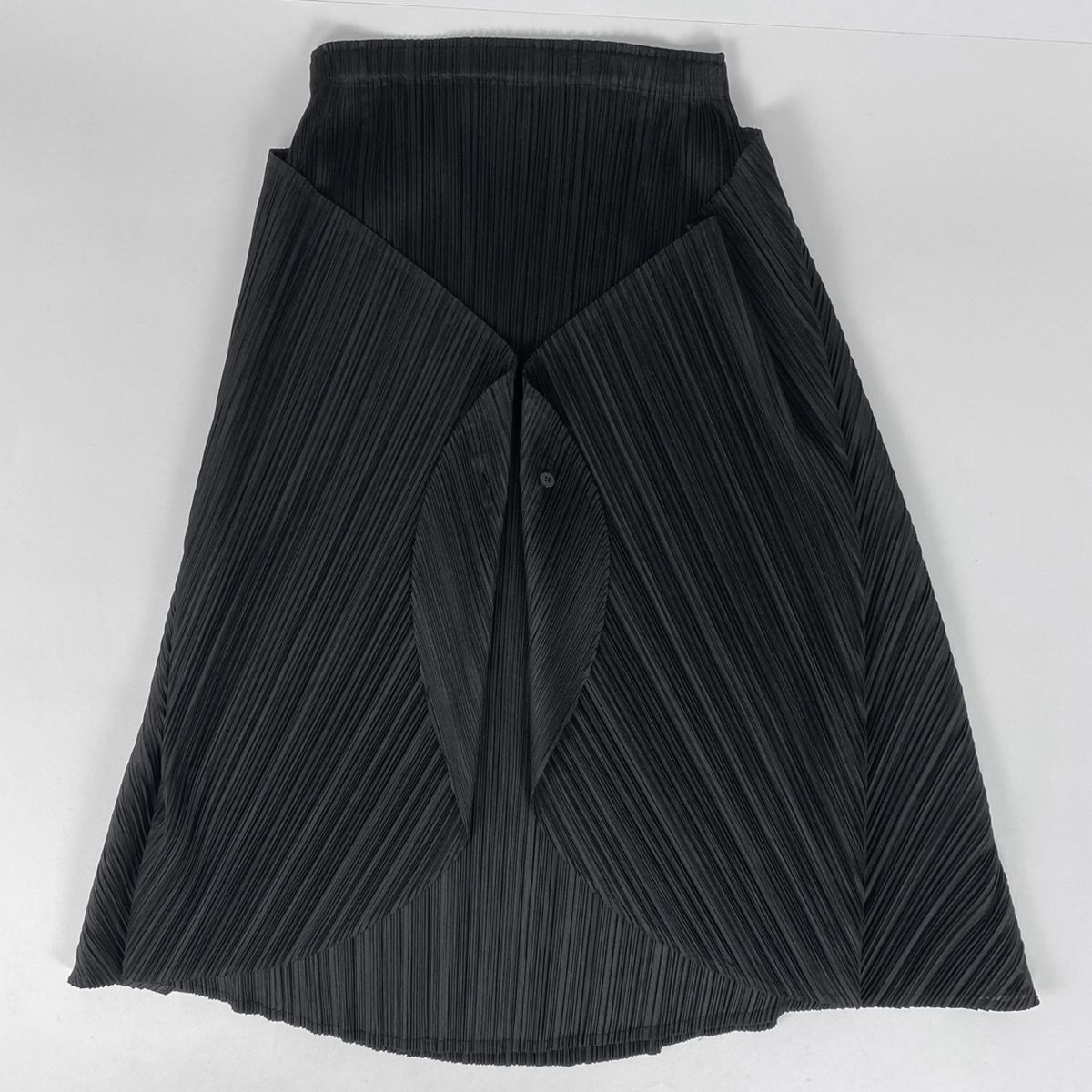 PLEATS PLEASE