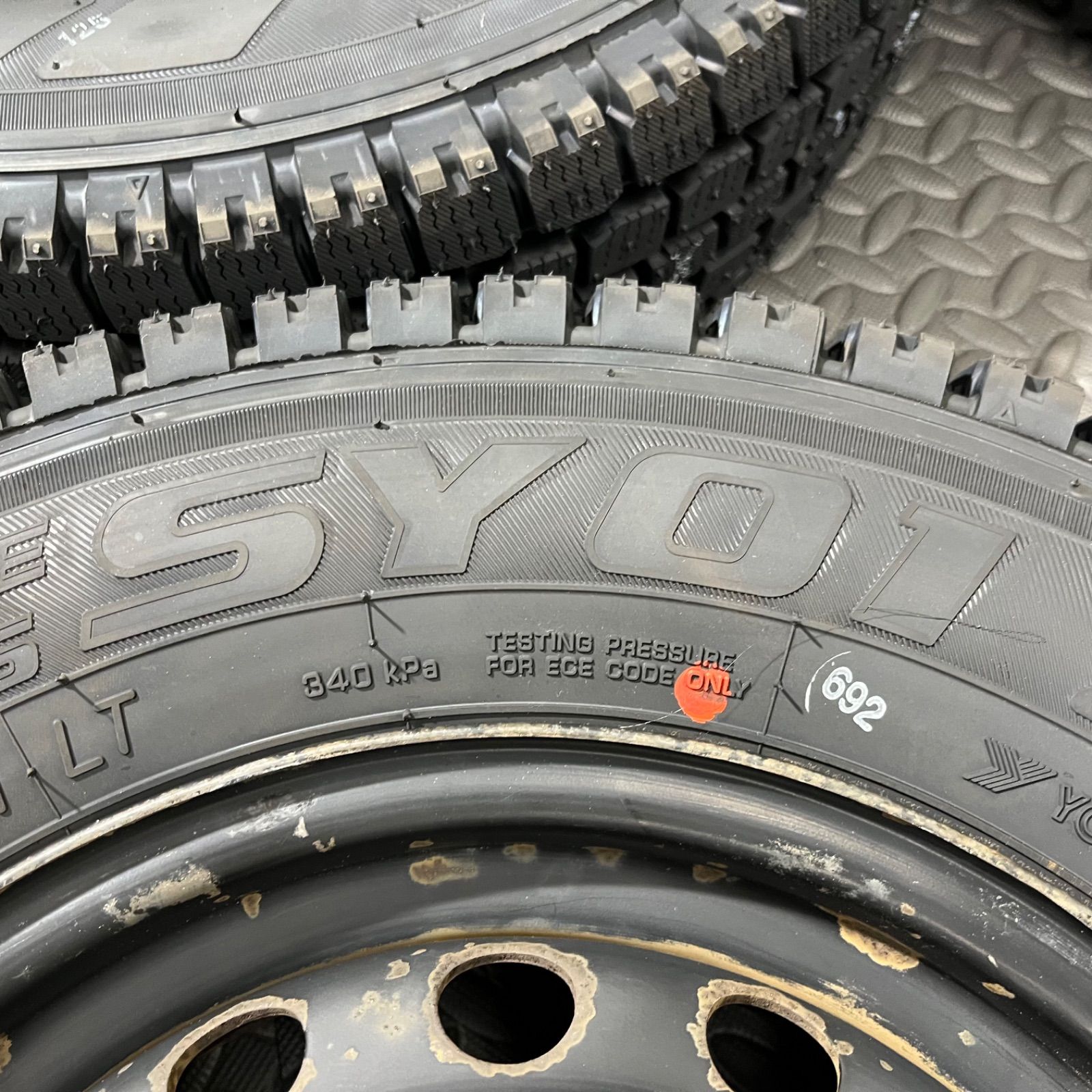 スタッドレスタイヤ 冬タイヤ