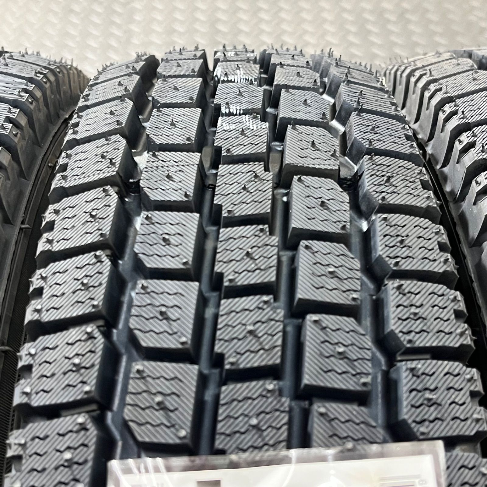 スタッドレスタイヤ 冬タイヤ