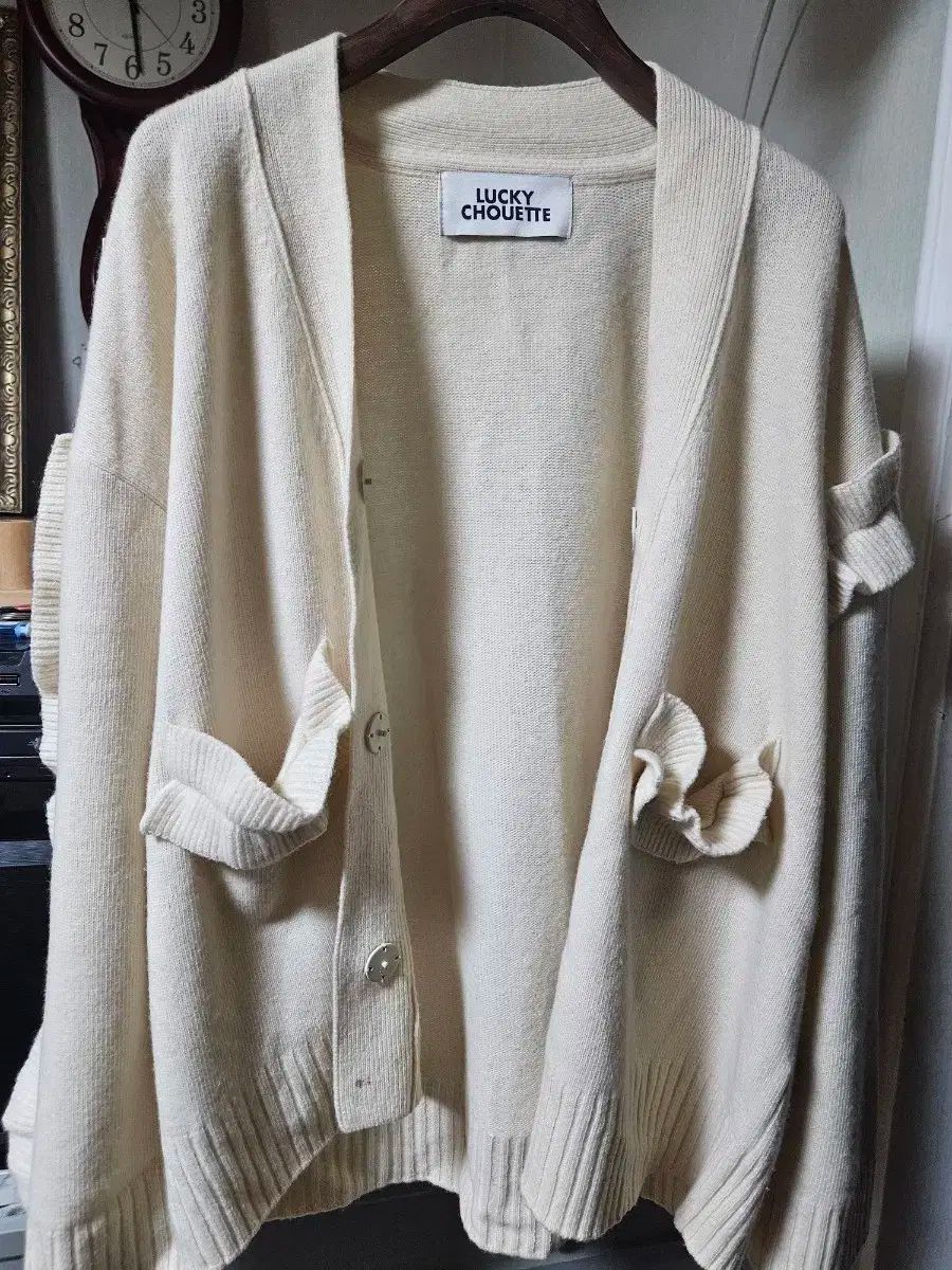 ラッキーシュエトゥ アイボリー フリル カーディガン