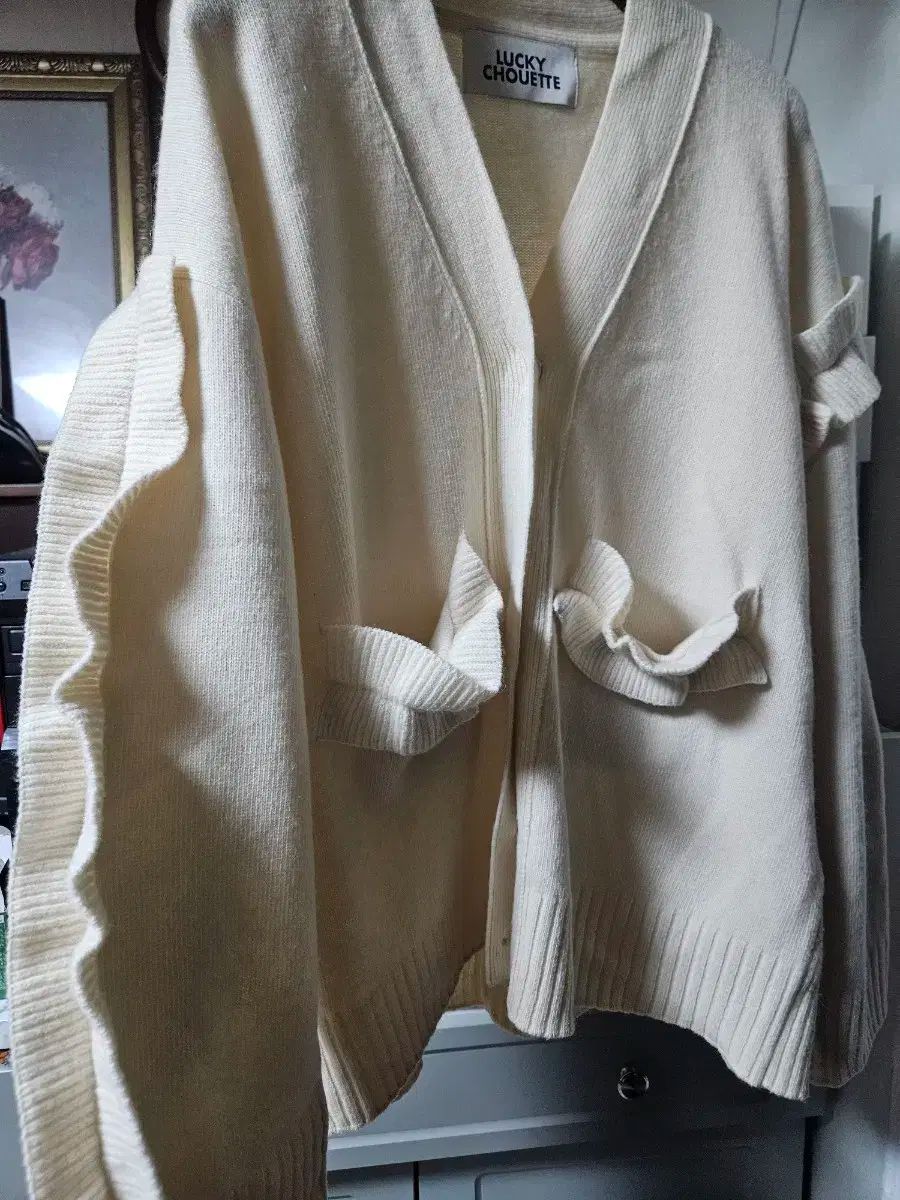 ラッキーシュエトゥ アイボリー フリル カーディガン