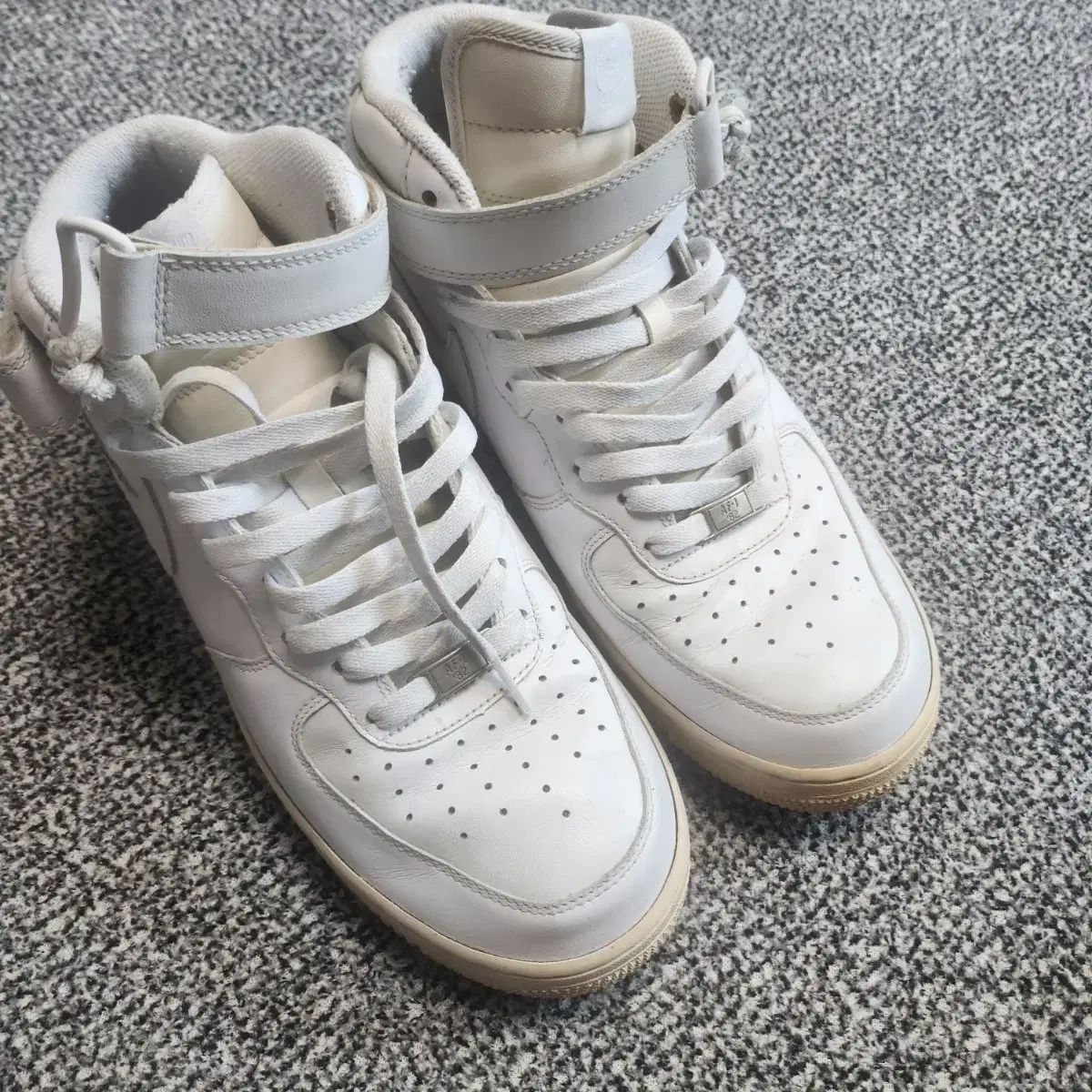 275 NIKE エアフォース ミッド スニーカー