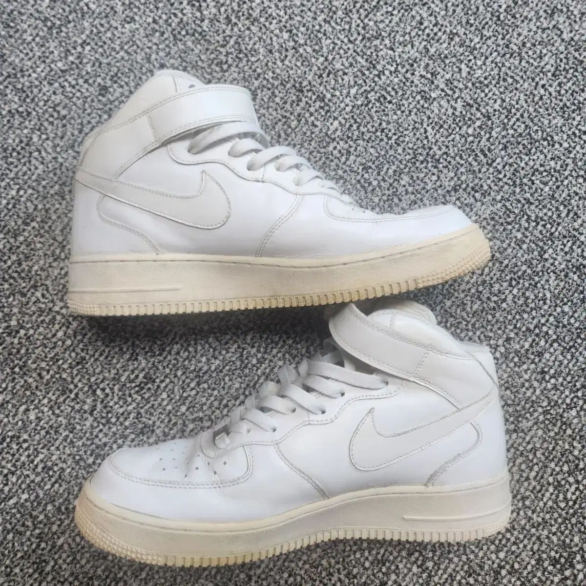 275 NIKE エアフォース ミッド スニーカー