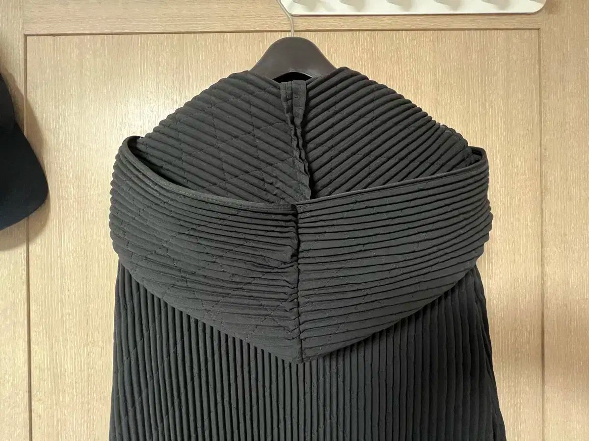 プリーツ ブラック フード ロング コート GULLKHAN_COM