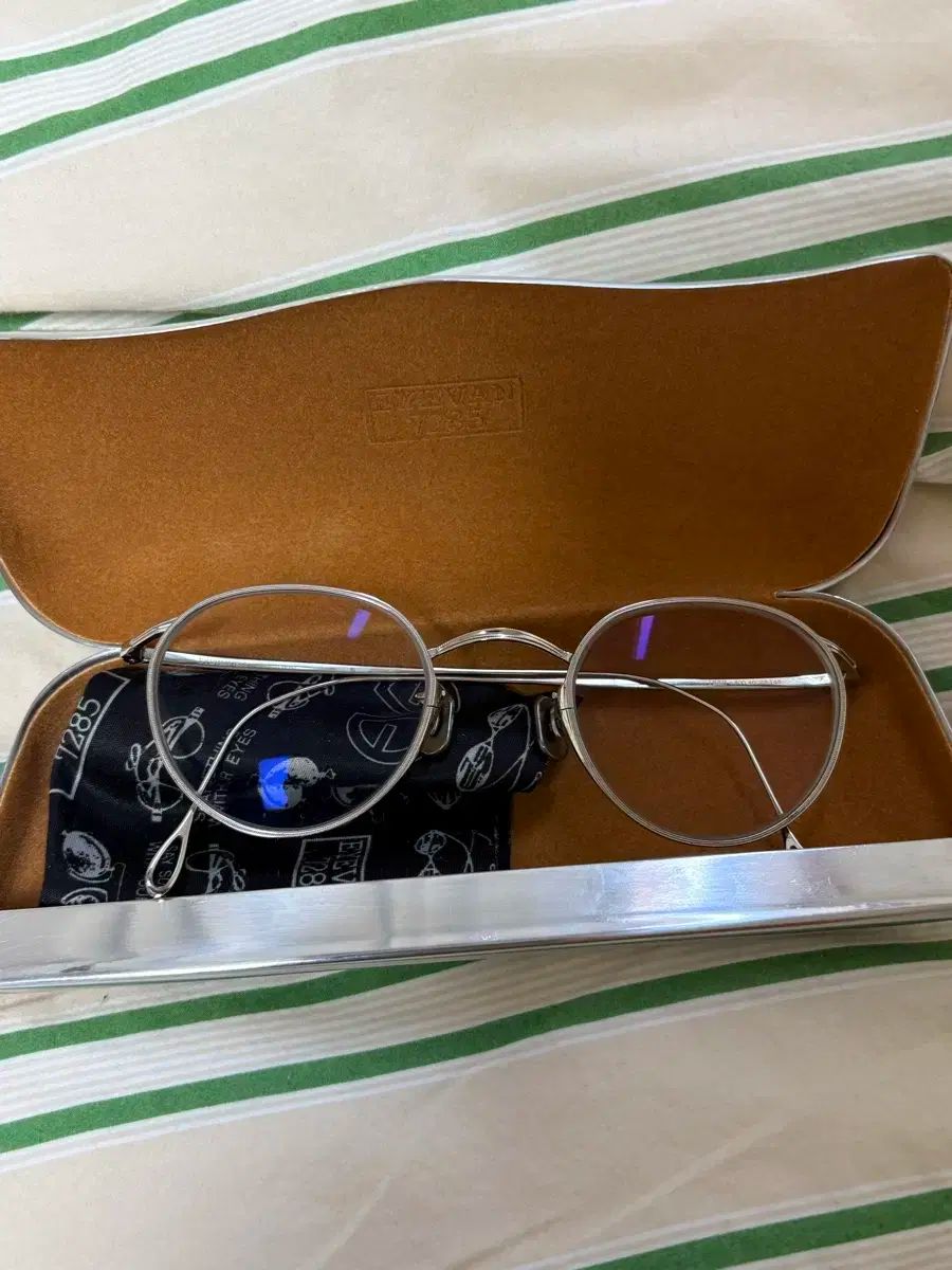 アイ半7285 156B 46 C800 光沢シルバー