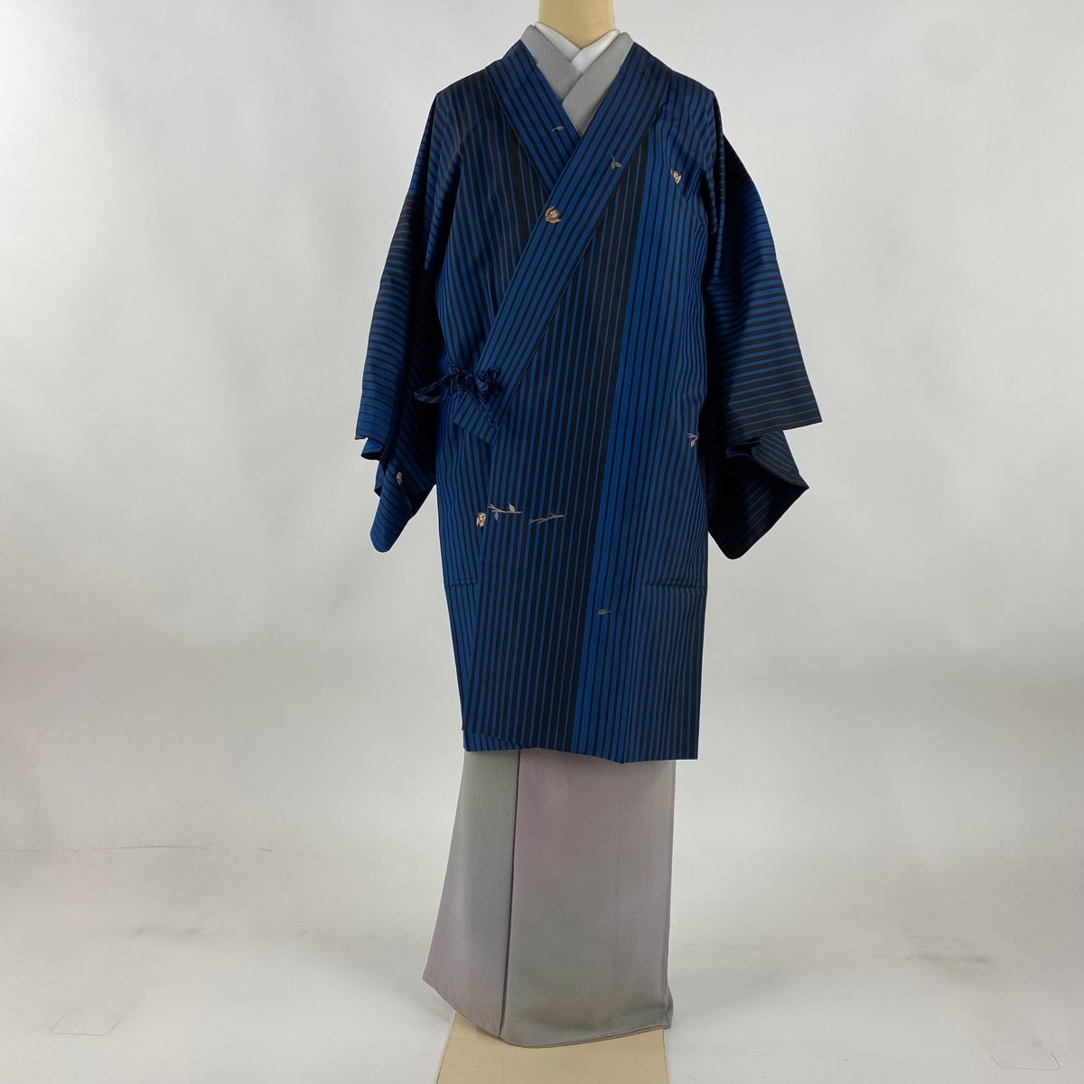 道中着 身丈97.5cm 裄丈65cm M 和装コート 着物衿 紬地 落款 フクロウ 枝葉 刺繍 青 正絹 秀品