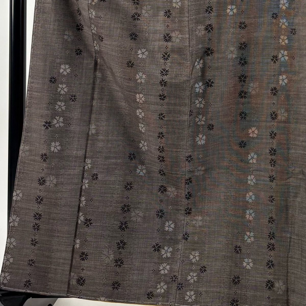 海外ファッション通販。 大島紬 身丈163cm 裄丈65cm M 袷 純泥染 やまと 証紙 花 焦茶色 正絹 秀品