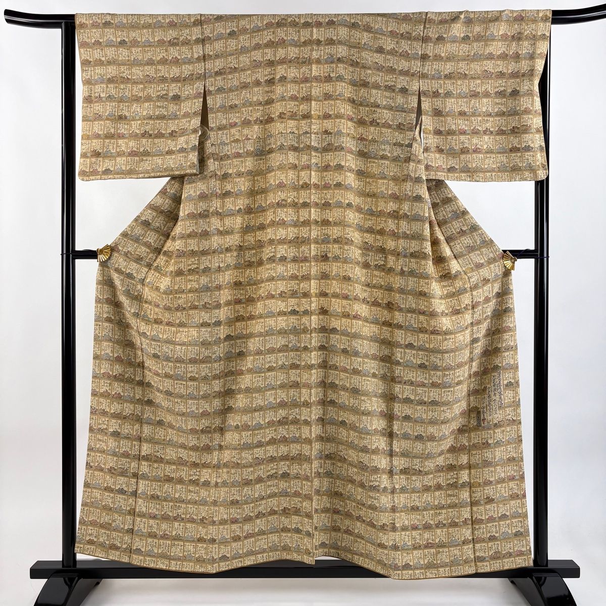 小紋 身丈156cm 裄丈64.5cm M 袷 樽本伊勢蔵 落款あり かるた 人物 金銀彩 山吹茶色 正絹 名品