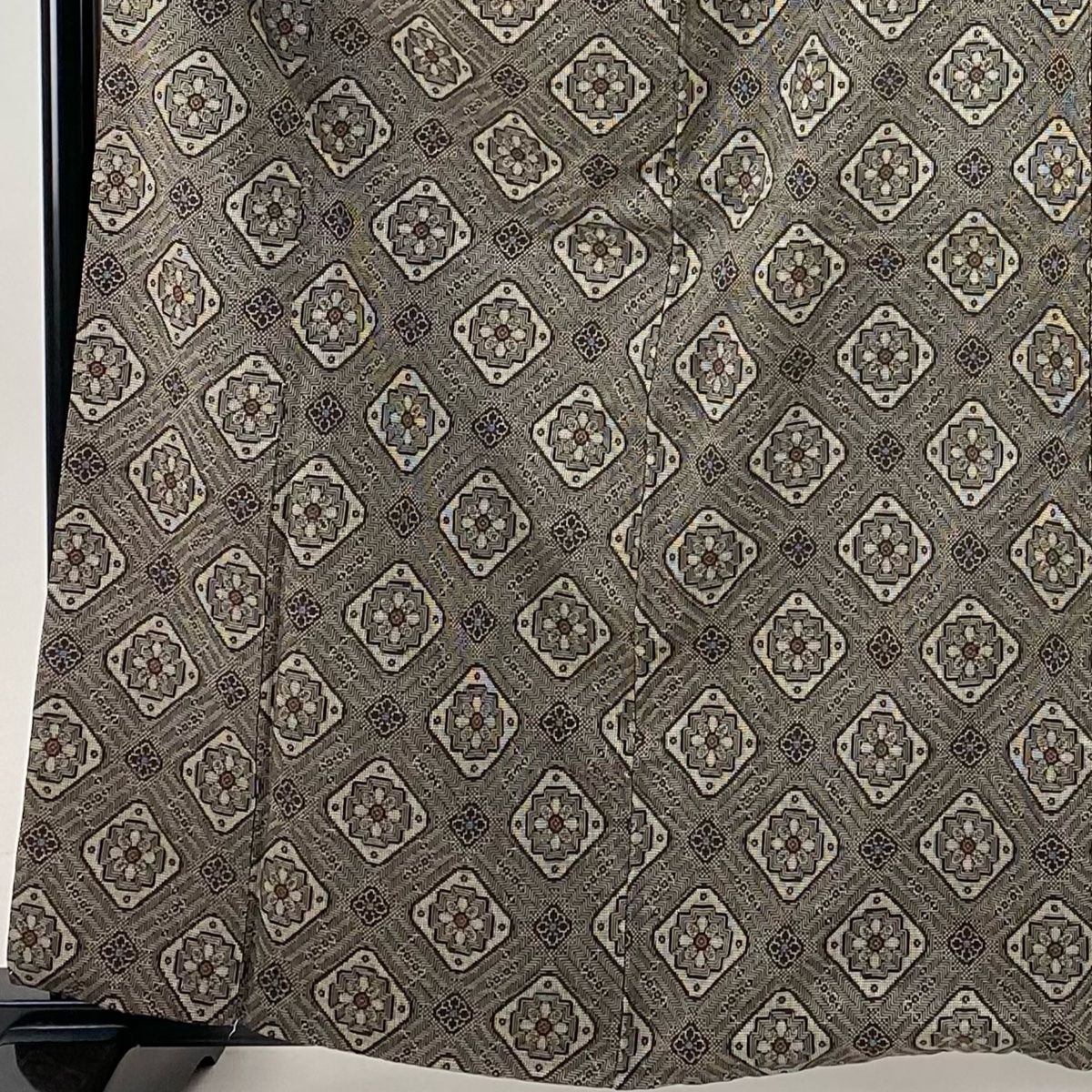 紬 身丈162cm 裄丈66.5cm M 袷 やまと 花柄 幾何学 焦茶色 正絹