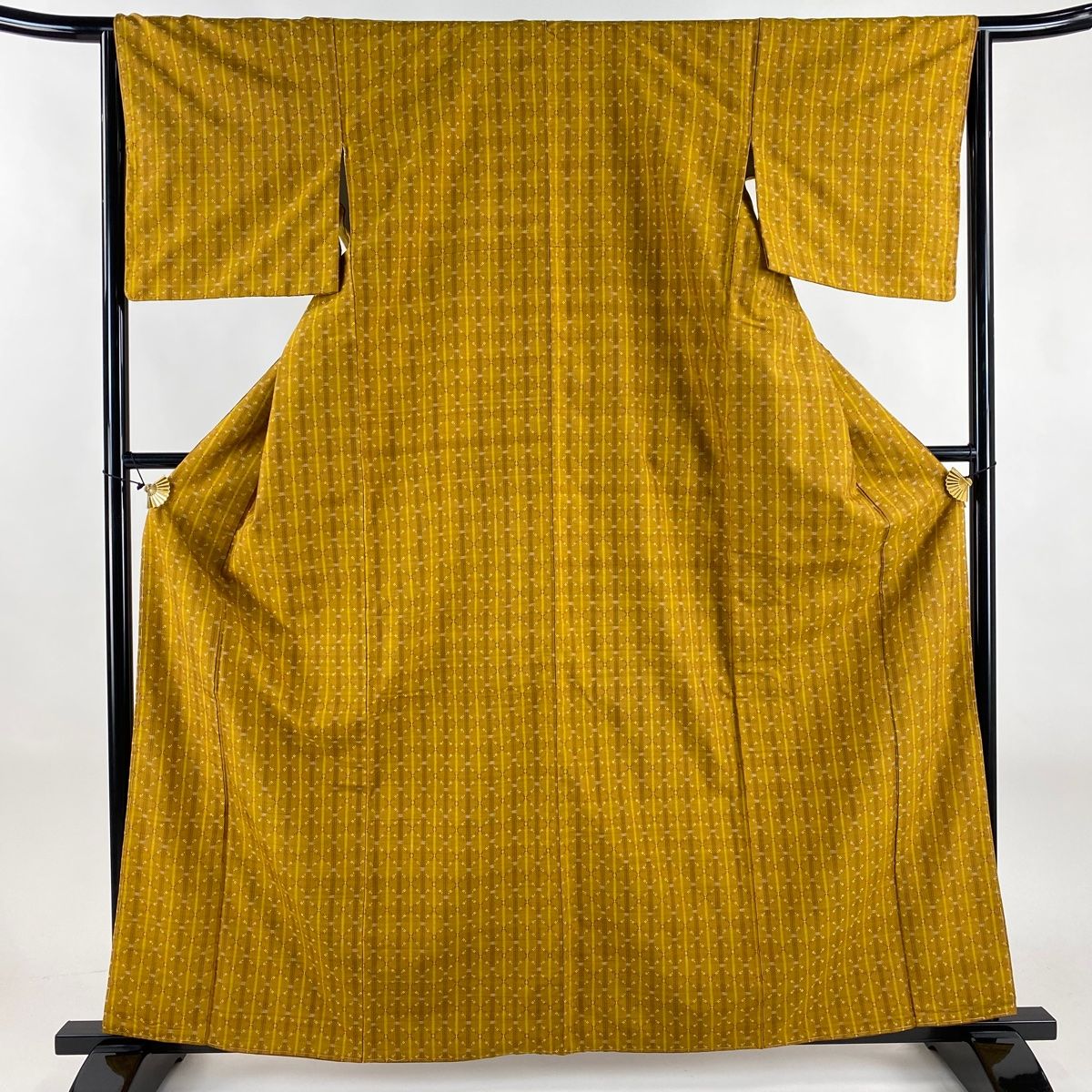 紬 身丈161.5cm 裄丈65cm M 袷 縦縞 幾何学模様 花織 山吹茶色 正絹