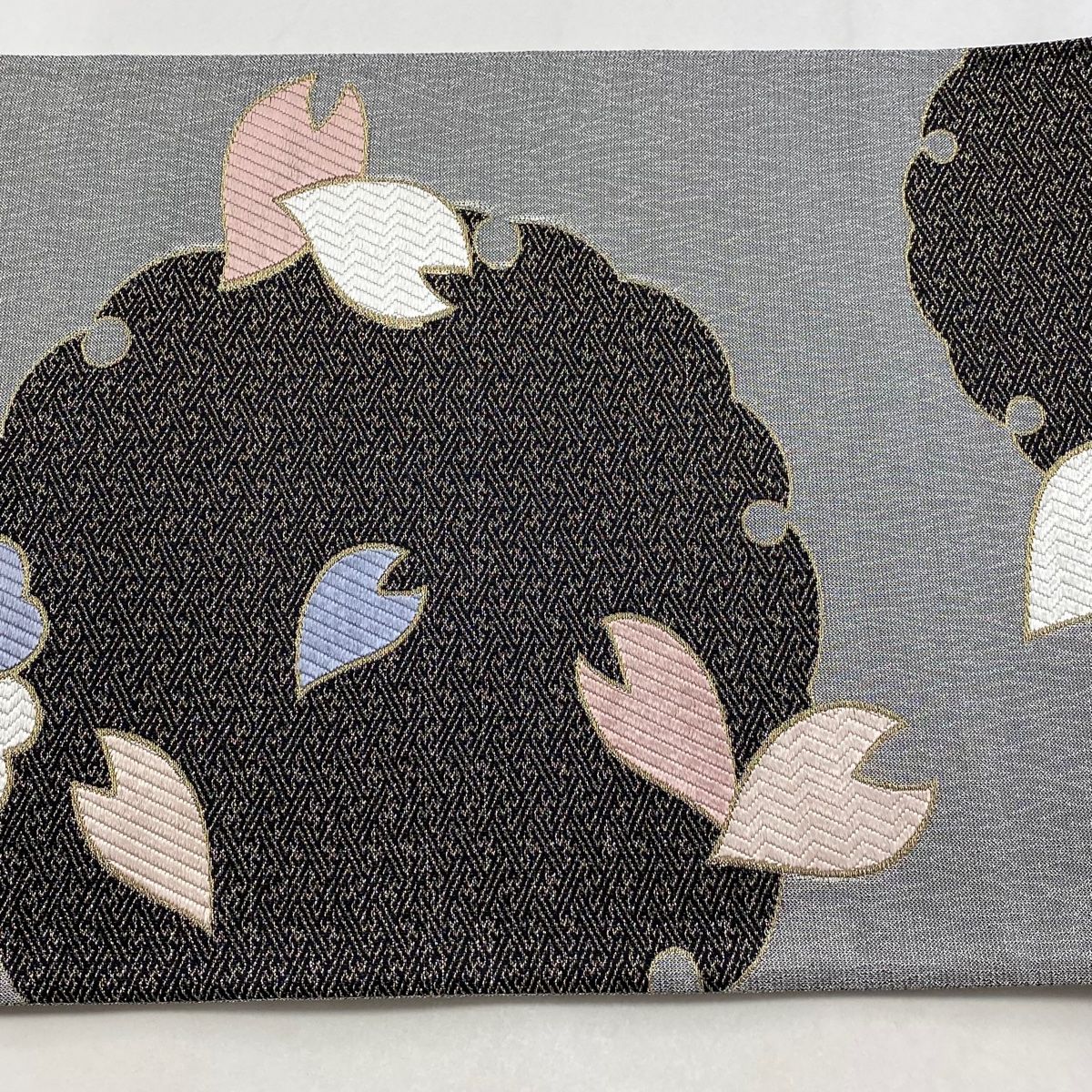 美品】 袋帯 名品 落款 関西仕立て 桜の花びら 雪輪 刺繍 金糸 銀色 六