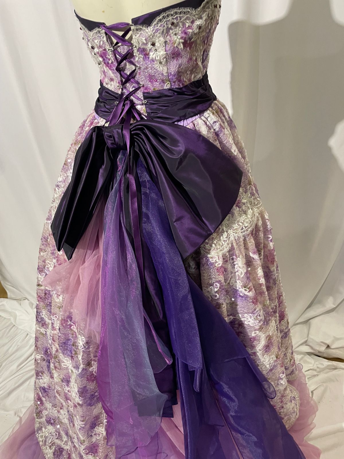 花柄 グレー ドレス ウェディングドレス フォトウェディング 前撮り コスプレ 二次会 演奏会 花嫁 ステージ衣裳 発表会 お色直し ロングドレス かわいい エレガント 編み上げ ピアノ ブライダル トレーン ヘアメイク カメラマン スタイリスト MAAHADDERANG_COM