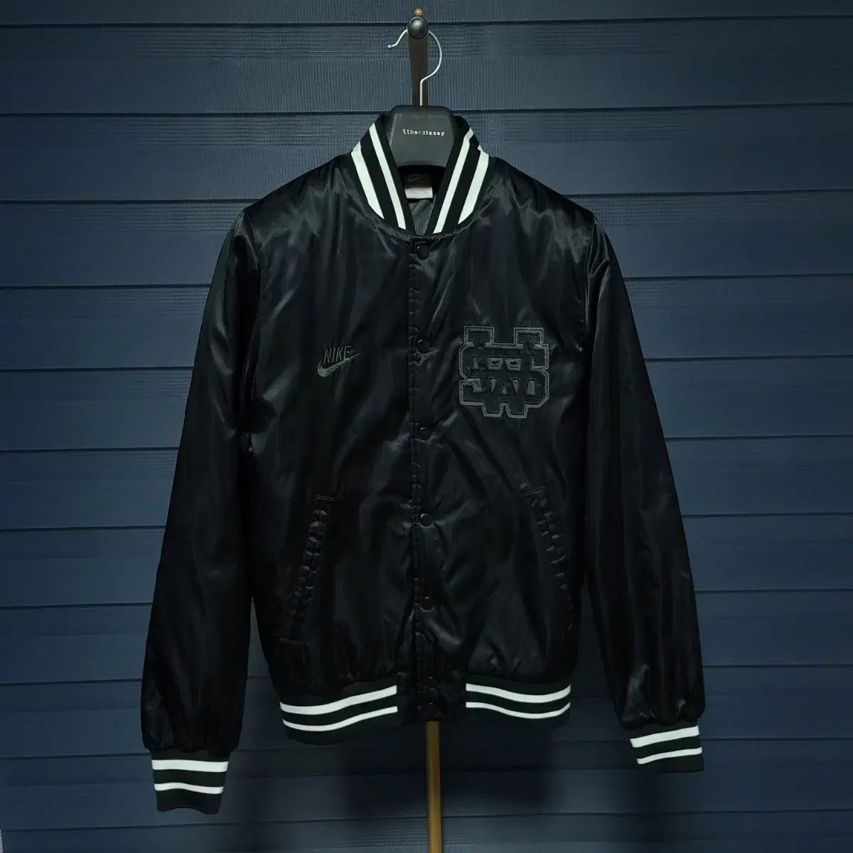 ナイキ サテン スタジャン バシティー