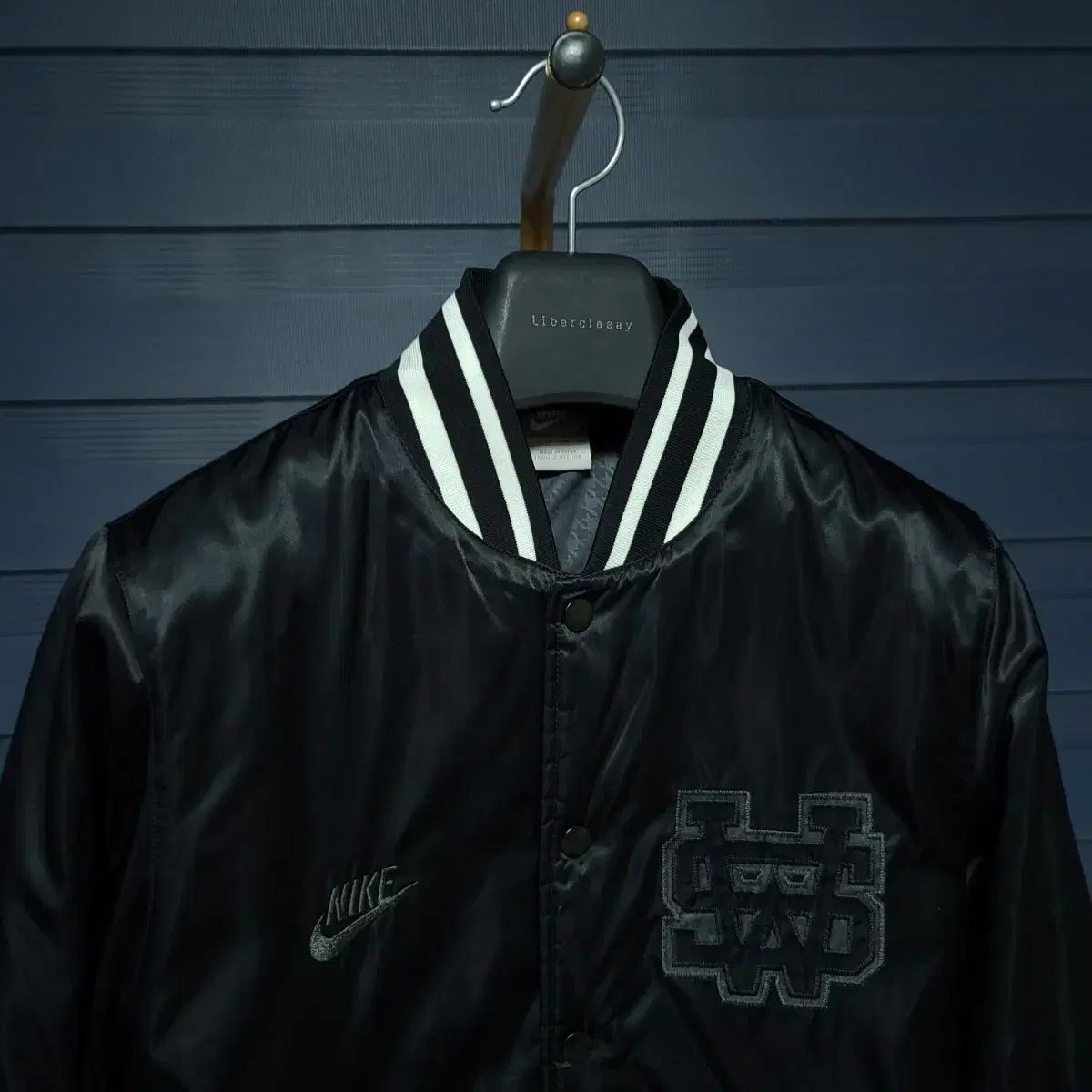 ナイキ サテン スタジャン バシティー